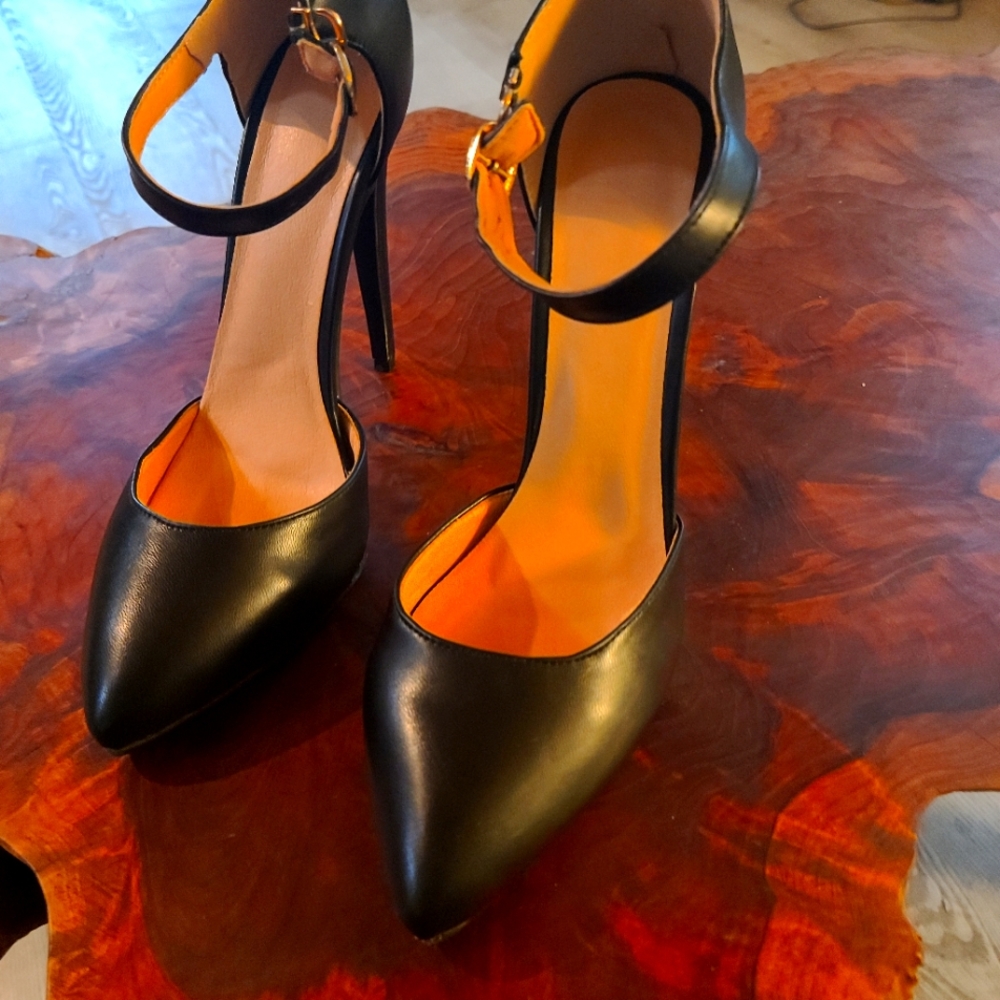 High heel w/ strap